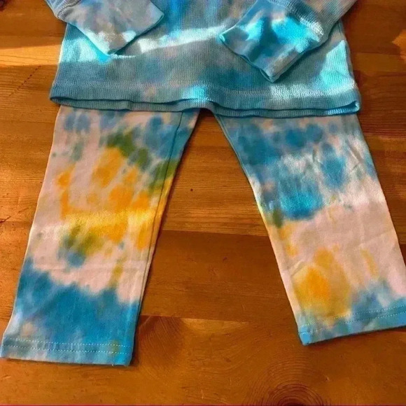 Tie dye gap waffle shirt and capris - Picture 5 of 5